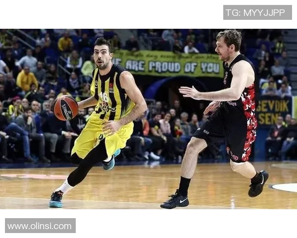 费内巴切与帕纳辛纳的激烈对决揭示篮球战术的精彩碰撞与团队精神